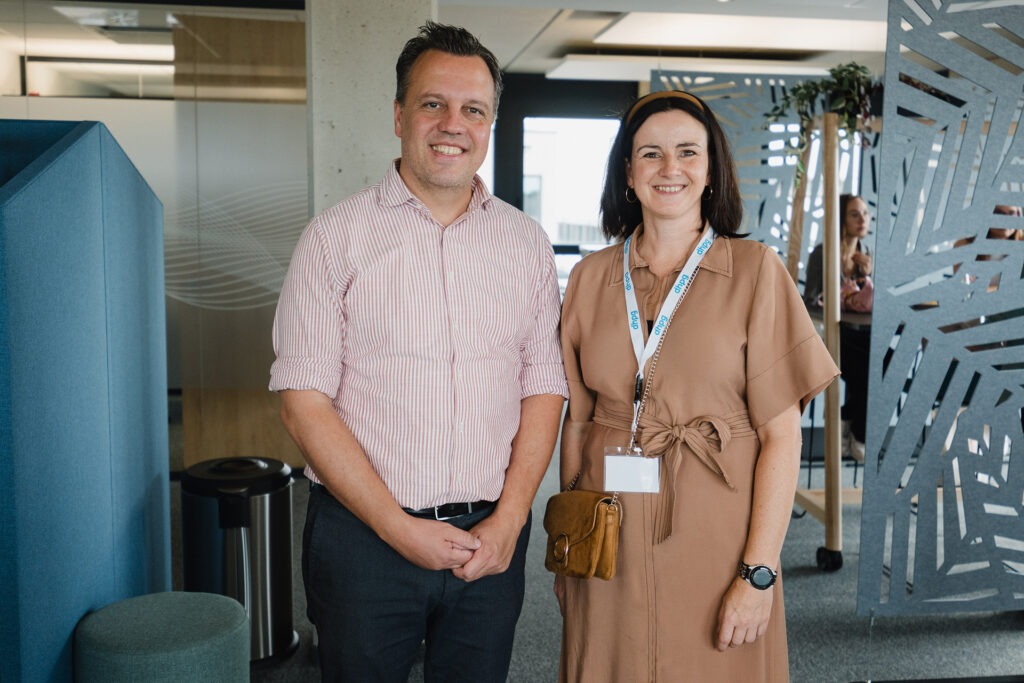 „Ich bin ganz begeistert, dass Euskirchen mit Unterstützung privater Investoren derartige Räume anbieten kann“, sagte Euskirchens Bürgermeister Sacha Reichelt, hier mit Senior Partnerin Claudia Schröck.  Foto: Nathan Dreessen/dhpg//pp/Agentur ProfiPress
