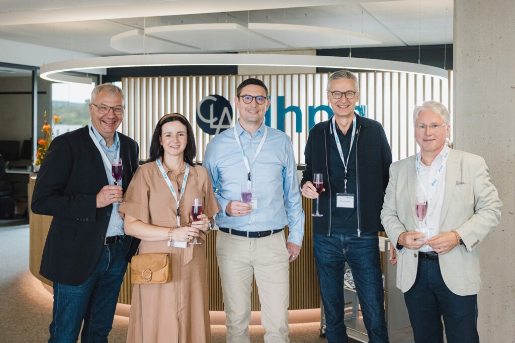 Die dhpg Senior Partner Volker Loesenbeck (v.l.) Claudia Schröck, Benjamin Drath, Stefan Knobloch und Thomas Nöthen freuen sich mit ihrem Team über die neuen Büros im Office Park 2 in Euskirchen. Foto: Nathan Dreessen/dhpg//pp/Agentur ProfiPress