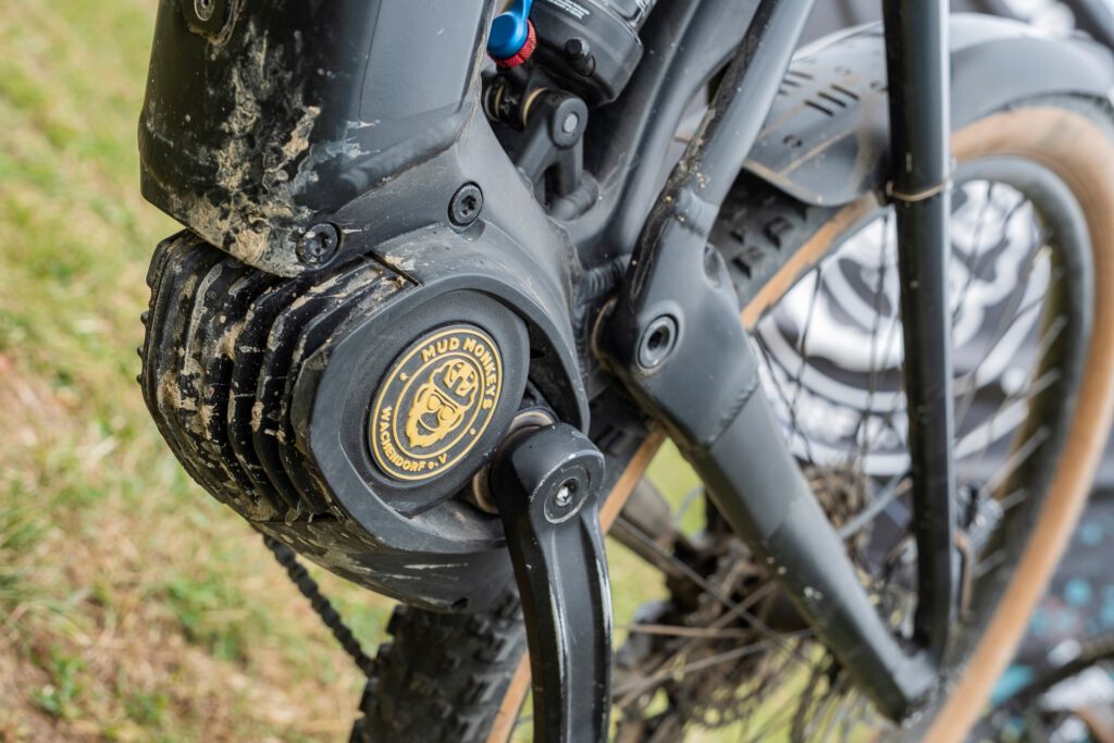Cooles Logo: Ein stilisierter Affenkopf mit Brille und Helm ziert Bike-Komponenten, T-Shirts und Trikots der Mud Monkeys. Foto: Ronald Larmann/pp/Agentur ProfiPress