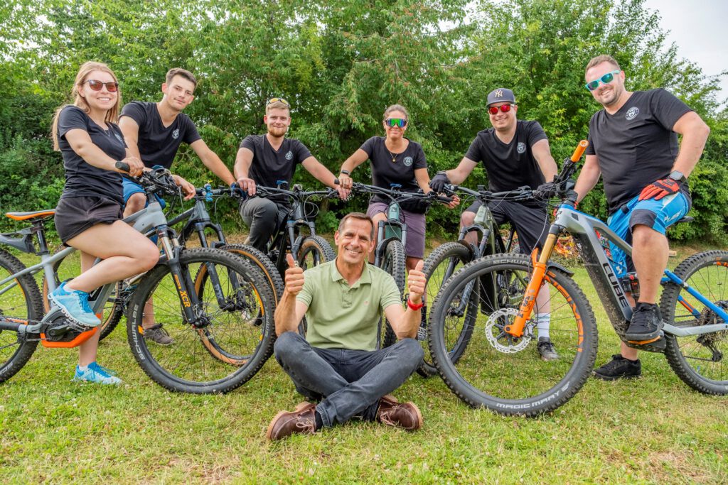 Daumen hoch für die Mud Monkeys: Ortsbürgermeister Christof Jansen freut sich, dass Ronja von Scheid (v.l.), Kenneth und Max Meyers, Tanja Syndikus, Stefan Linke und Florian Kamp den Mountainbike-Verein gegründet haben. Es fehlt Gründungsmitglied Christian Keul. Foto: Ronald Larmann/pp/Agentur ProfiPress