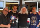 Drei Neandertaler mit Elektro-Bass