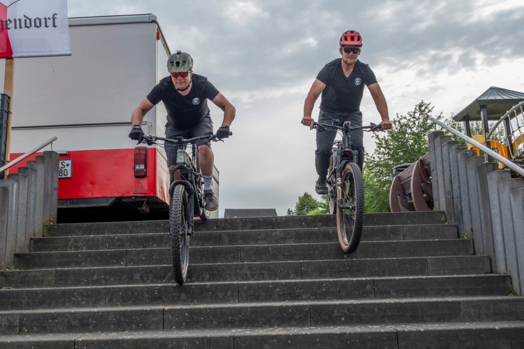 So eine kleine Treppe hält Stefan Linke (l.) und Max Meyers von den Mud Monkeys nicht auf. Sie wollen künftig auch Kindern und Jugendlichen das sichere Mountainbike-Fahren beibringen. Foto: Ronald Larmann/pp/Agentur ProfiPress