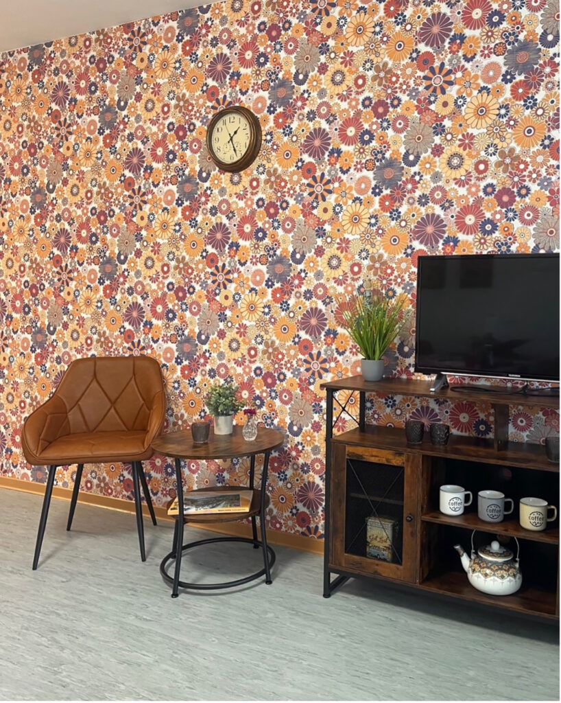 „Sehr viel Wert haben wir auf eine angenehme Wohnlichkeit in diesem besonderen Retro-Stil gelegt“, erklärt Ursula Binnen von Haus Effata zu neuen Design-Entscheidungen der Seniorenpflegeeinrichtung. Foto: Haus Effata/CIC/pp/Agentur ProfiPress