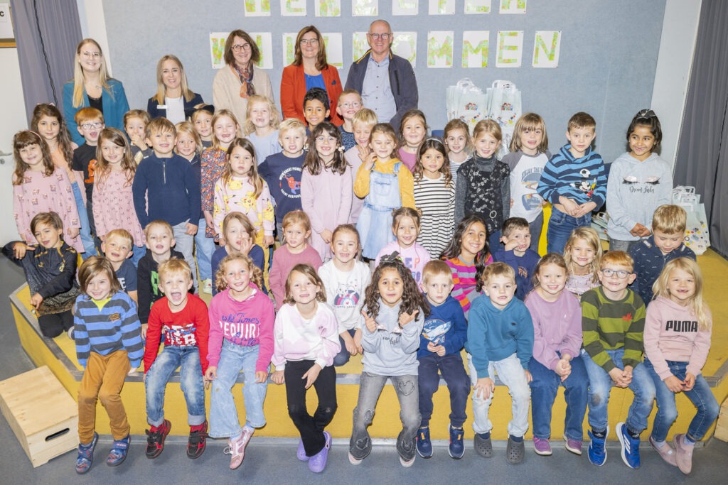 Spürbare Vorfreude: Die Erstklässler der Grundschule Satzvey freuen sich mit Nina Zädler (v.l.), Julia Vitt, Kerstin Lehner, Gaby Schnichels und Ralf Claßen auf die ABC-Tüten der Volksbank Euskirchen. Foto: Ronald Larmann/pp/Agentur Profipress