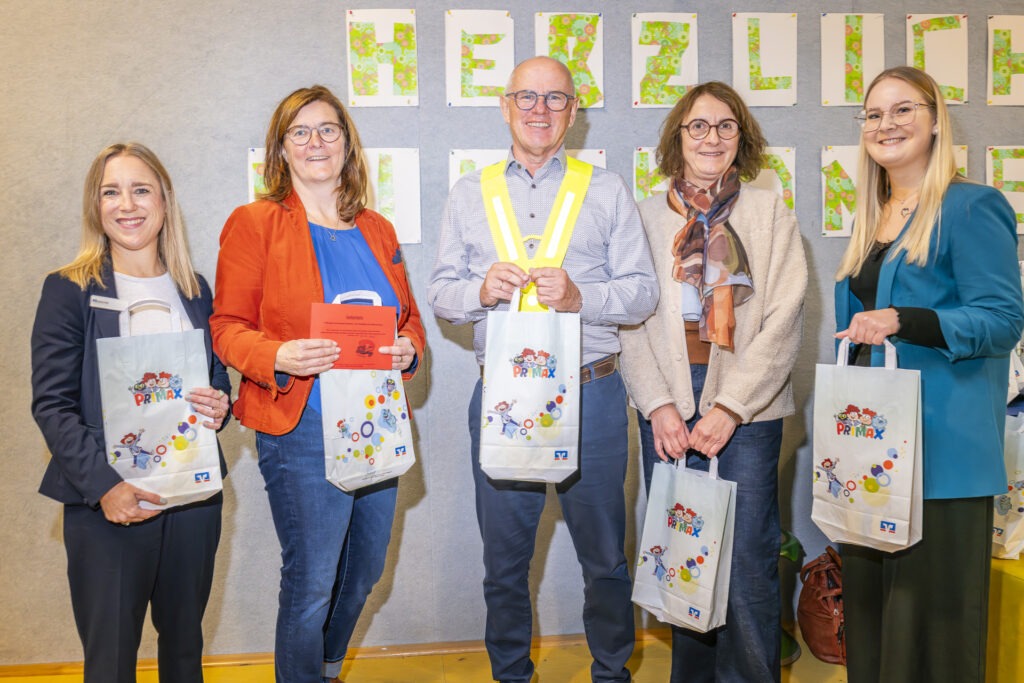 Ein solcher Termin macht Freude: Julia Vitt (Volksbank, v.l.), Gaby Schnichels (Bücherei), Kämmerer Ralf Claßen, seine Kollegin Kerstin Lehner und Nina Zädler (Volksbank) mit fünf der insgesamt 300 ABC-Tüten. Foto: R. Larmann/pp/Agentur Profipress