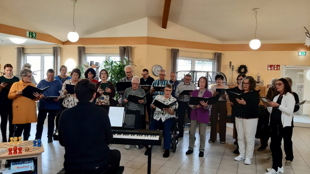Die „Ahr Voices“ gastierten mit einem Benefizkonzert im Hospiz Stella Maris. Das von Pascal Lucke geleitete Ensemble aus Blankenheimerdorf stellte seinen Auftritt nach dem zweiwöchigen Aufenthalt der Mutter einer Sängerin unter das Motto „Gedenken und Dankbarkeit“. Foto: Schwester Lidwina/pp/Agentur ProfiPress