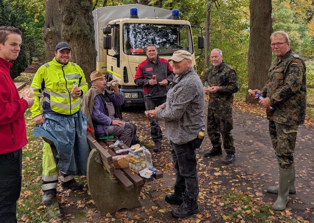 Sascha Suijkerland, Holger Witzsche und Oberleutnant a.D. Manfred Bresgen (v.r.) mit Kameraden vor einem Zuggespann der örtlichen Rotkreuz-Bereitschaft. Foto: Privat/pp/Agentur ProfiPress
