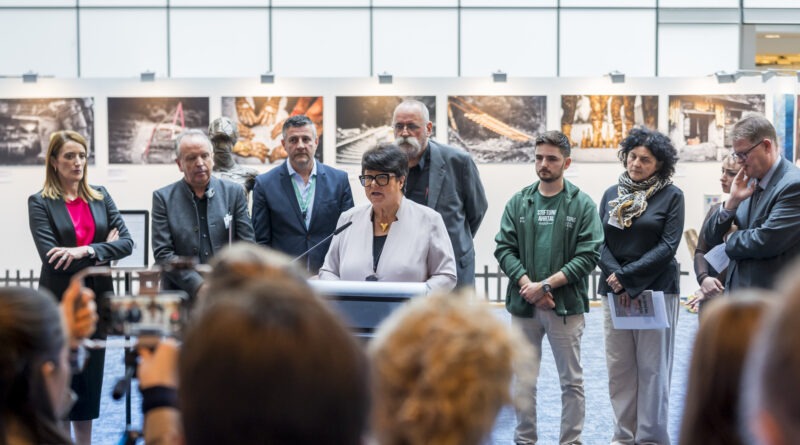 „Die Flut hat gezeigt, dass Solidarität keine leere Worthülse ist“, betonte die Europaabgeordnete Sabine Verheyen (CDU/EVP) bei der Ausstellungseröffnung in Brüssel. Foto: Europäisches Parlament 2025/pp/Agentur ProfiPress