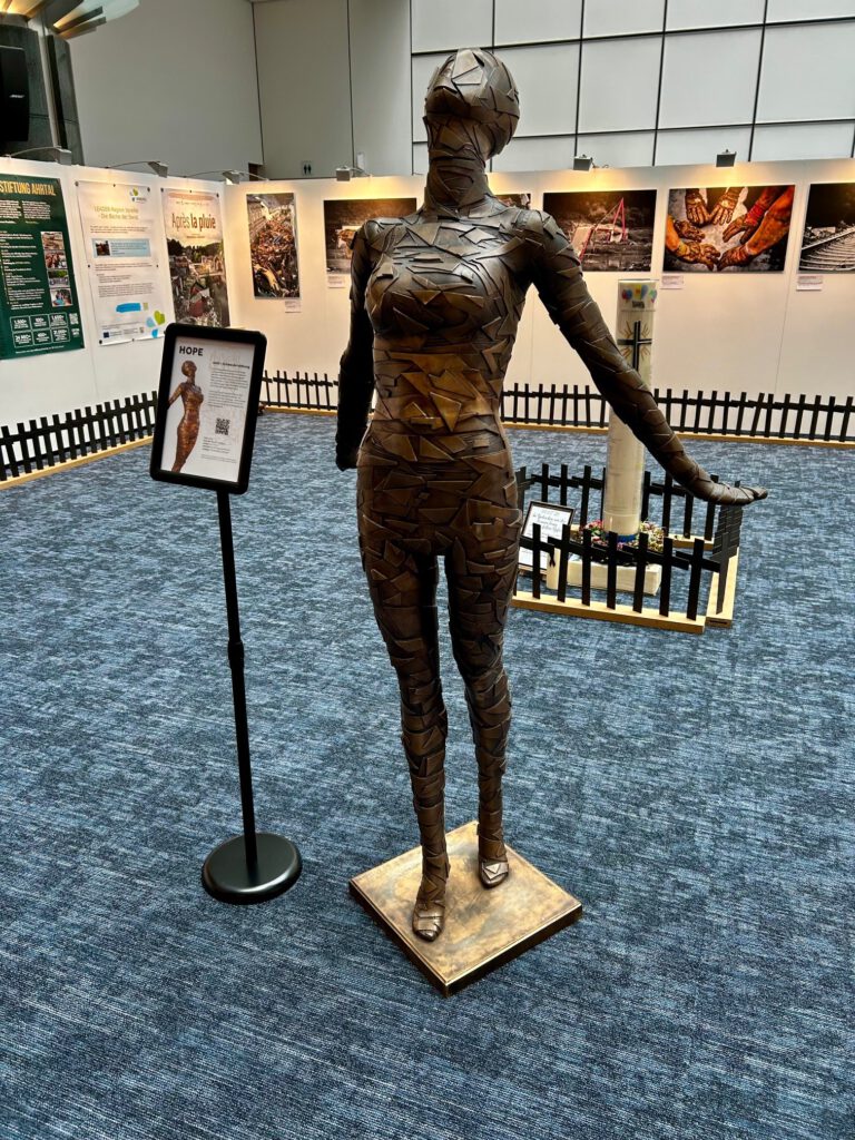 „Hope“ heißt die Bronzeskulptur des Wesselinger Künstlers Dennis Josef Meseg, die noch bis Ende Oktober in der Ausstellung zu sehen ist. Foto: Europäisches Parlament 2025/pp/Agentur ProfiPress