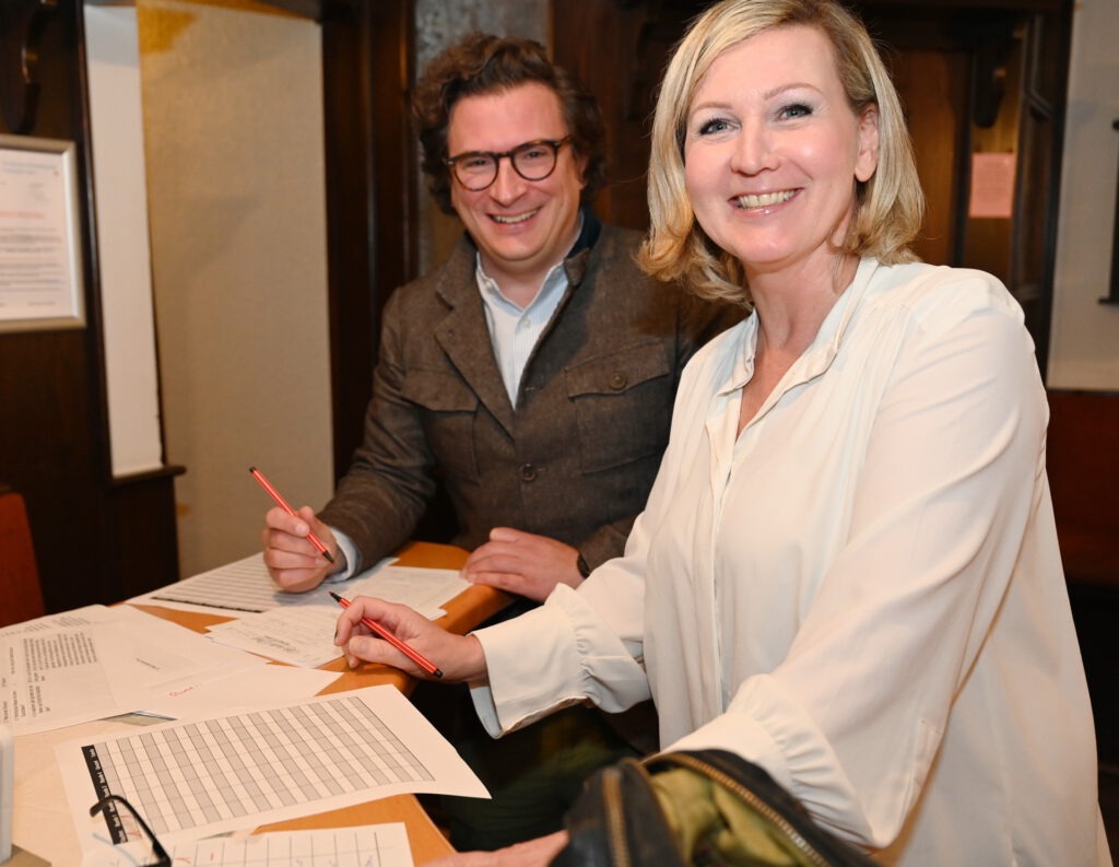 Die Auswertung der Ergebnisbögen bereitete Anja Henn und Ron Larmann keine Schwierigkeiten, obwohl alle Team eng beieinander lagen. Foto: Manfred Lang/pp/Agentur ProfiPress