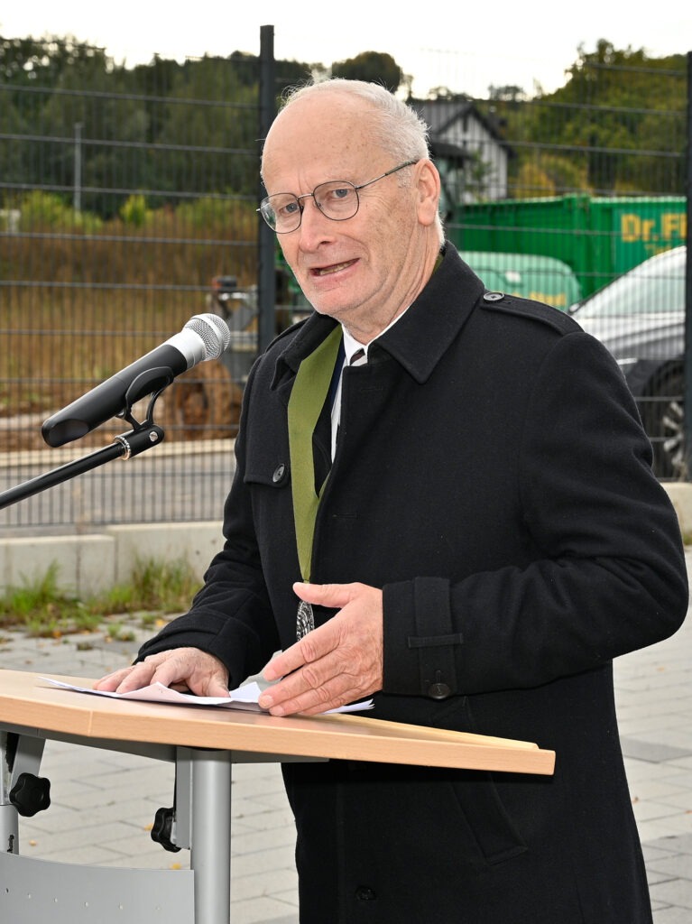 Der Mechernicher Bürgermeister Dr. Hans-Peter Schick betonte, dass die Straße ein Kapitel der Versöhnung und Freundschaft fortschreibe, das 1967 begann. Foto: Henri Grüger/pp/Agentur ProfiPress