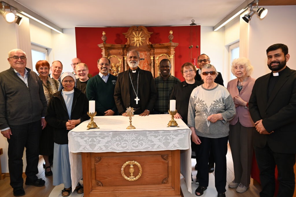 Bischof Dr. Mathews Mar Polycarpos aus der Diözese Mavelikara im indischen Bundesstaat Kerala mit Mitgliedern der Kommunität des Ordo Communionis in Christo in der Gründungskapelle, ganz rechts sein Neffe Father Jobin Joy, der an der Hochschule der Pallottiner in Vallendar bei Koblenz studiert. Foto: Manfred Lang/pp/Agentur ProfiPress