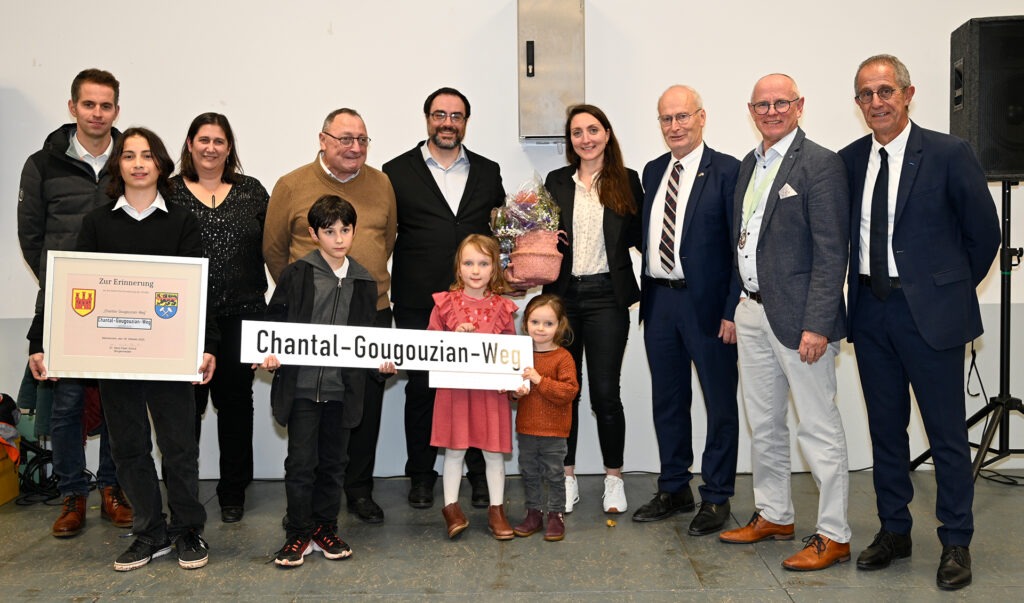 Das erste Straßenschild des Mechernicher Chantal-Gougouzian-Weges ging an ihre Familie, die zur Einweihung aus Nyons angereist war. Hier mit (v. r.) Bürgermeister Pierre Combes (Nyons), dem Mechernicher Stadtkämmerer Ralf Claßen und Bürgermeister Dr. Hans-Peter Schick. Foto: Henri Grüger/pp/Agentur ProfiPress