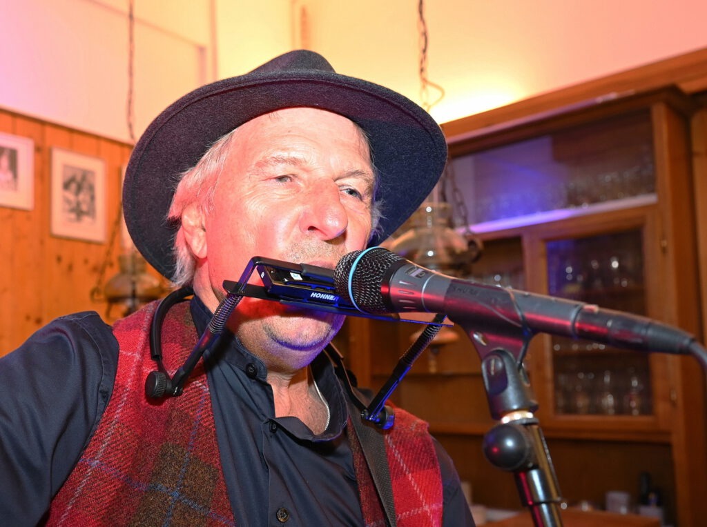 Nicht nur gesanglich und an der Gitarre überzeugte der „Wibbelstetz“-Frontmann, „Troubadour“ und „Eifel-Gängster“ Günter Hochgürtel beim Kaller Kneipenquiz, sondern auch auf der Mundharmonika. Foto: Manfred Lang/pp/Agentur ProfiPress