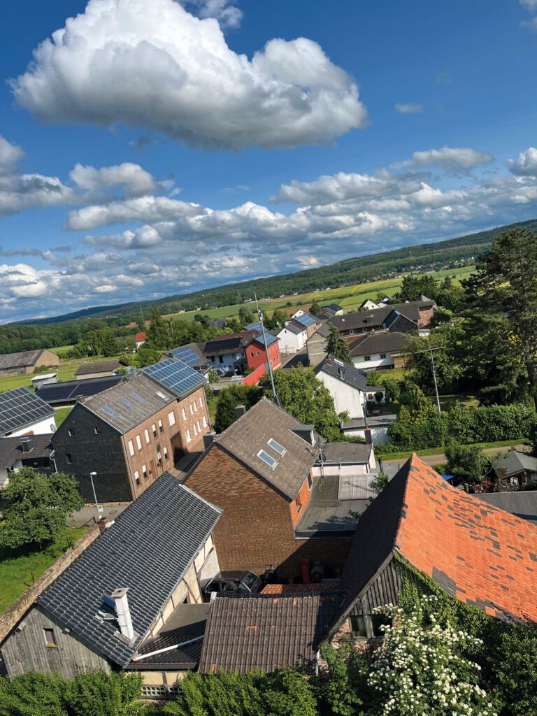 Bombenaussicht - fast wie von einem römischen Wachturm! Auf der Suche nach interessanten Stories ist Lucas Hamacher über steile Leitern bis hinauf in Hosteler Kapellenspitze geklettert. Foto: Lucas Hamacher/pp/Agentur ProfiPress