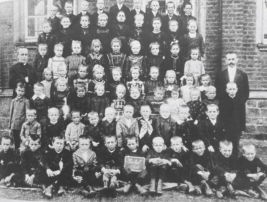 Eines der ältesten Bilder, auf die Hamacher bei seinen Recherchen stieß ist diese historische Fotoaufnahme der Hosteler Volksschüler und Schülerinnen mit Lehrer Frechen aus dem Jahr 1911. Grafik: Lucas Hamacher/pp/Agentur ProfiPress