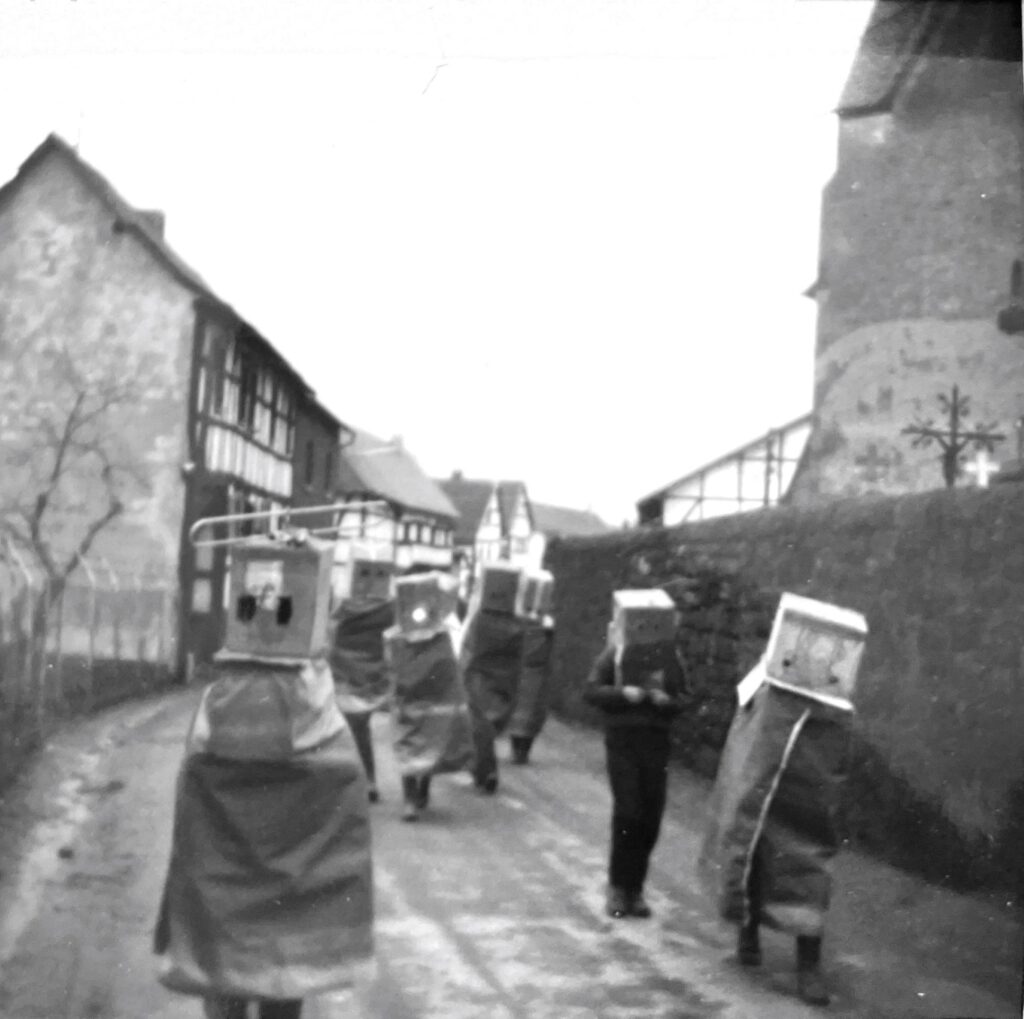 So mancher Zufallsfund kam ans Licht, als die Hostelerinnen und Hosteler auf Hamachers Rundschreiben hin in den Familienarchiven kramten. Zum Beispiel auch dieses Foto des Karnevalszugs, aufgenommen in der Kreuzgasse um 1940. Foto: Privat/pp/Agentur ProfiPress