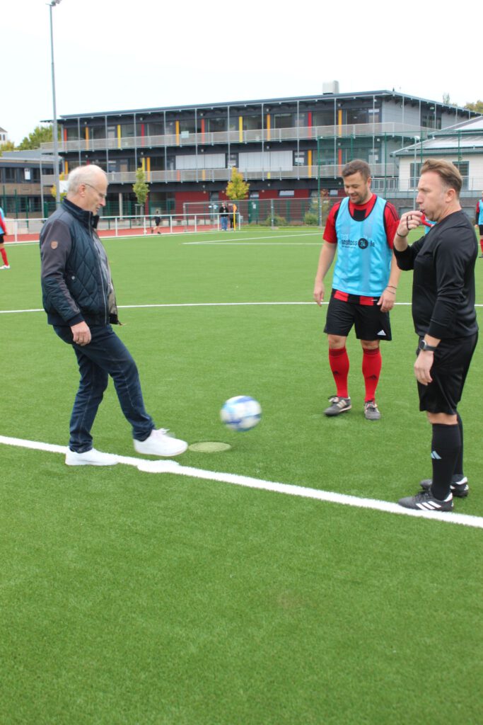 Und: Anstoß! Bürgermeister Dr. Hans-Peter Schick beim ersten offiziellen Kick, dem zweimal 35 Minuten dauernden Spiel „Landratself“ gegen die „TuS-Legenden“. Foto: Kerstin Rottland/pp/Agentur ProfiPress