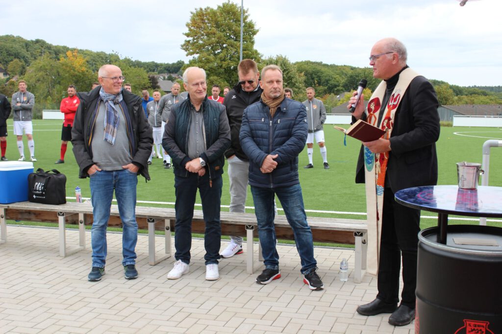 Die feierliche Einsegnung erfolgte im Beisein von Kämmerer Ralf Claßen, Bürgermeister Schick und dem FVM-Spielausschuss-Vorsitzenden Peter Dierichsweiler. Pfarrer Erik Pühringer scherzte, Gottes Segen stelle leider keine Garantie für künftige Heimspiel-Siege dar. Foto: Kerstin Rottland/pp/Agentur ProfiPress