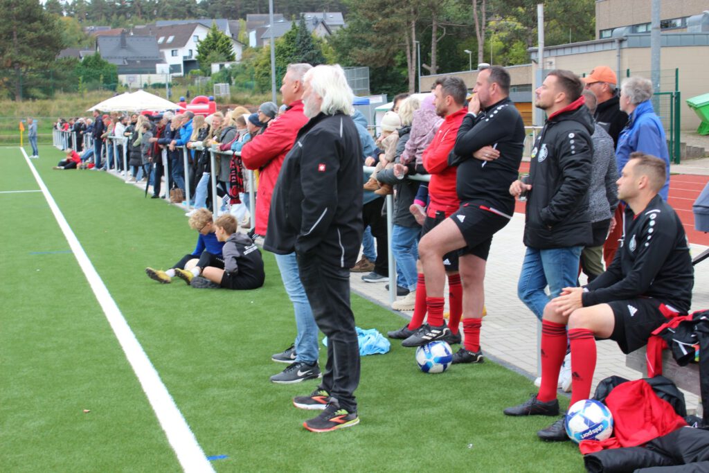 Gut besucht war die Eröffnungsfeier der TuS an beiden Tagen. Besonderes Highlight: Ihr erstes Pokalspiel auf heimischem Kunstrasen hat die erste Mannschaft des Vereins mit 3:2 gewonnen. Foto: Kerstin Rottland/pp/Agentur ProfiPress
