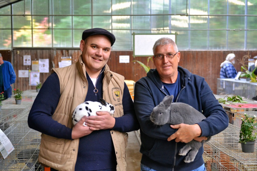 Manfred Kaulich (r.) wurde mit seinen Blauen Holicern Kreismeister. Knapp hinter ihm: Zweitplatzierter Daniel Bührling mit seinen Zwerg-Rexen. Foto: Cedric Arndt/pp/Agentur ProfiPress