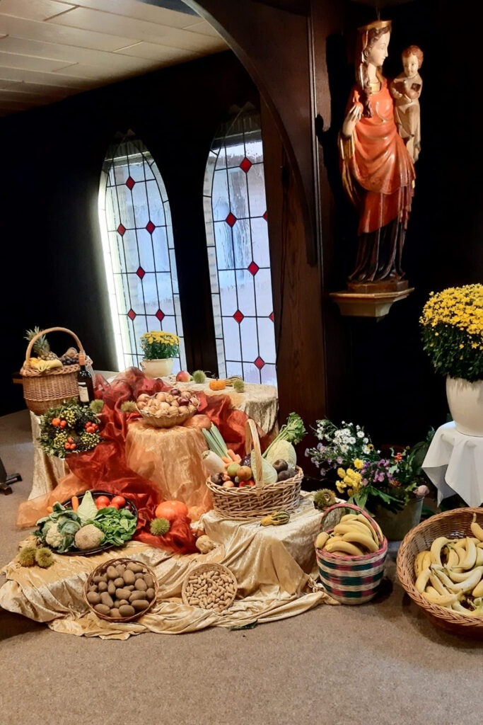 Der festlich geschmückte Gabentisch in der Hauskapelle der Communio in Christo ist fester Bestandteil des Erntedankfestes. Foto: Sr. Lidwina/pp/Agentur ProfiPress