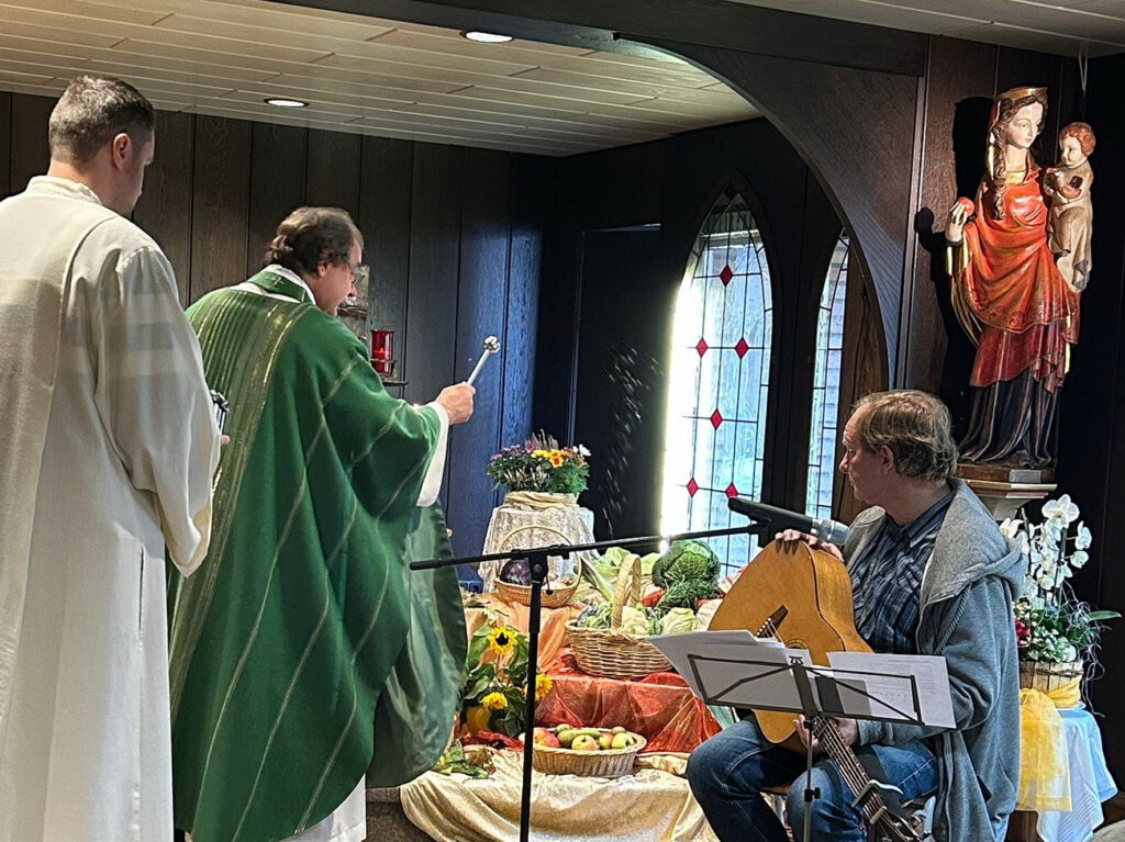 Zelebrant der Heiligen Messe war Pater Paul Cyrys SDS, hier assistiert von Martijn Dijkstra bei der Segnung der Erntegaben, für die Musik sorgte Guido Jackson-Wilms /r.). Foto: Schwester Lidwina/pp/Agentur ProfiPress
