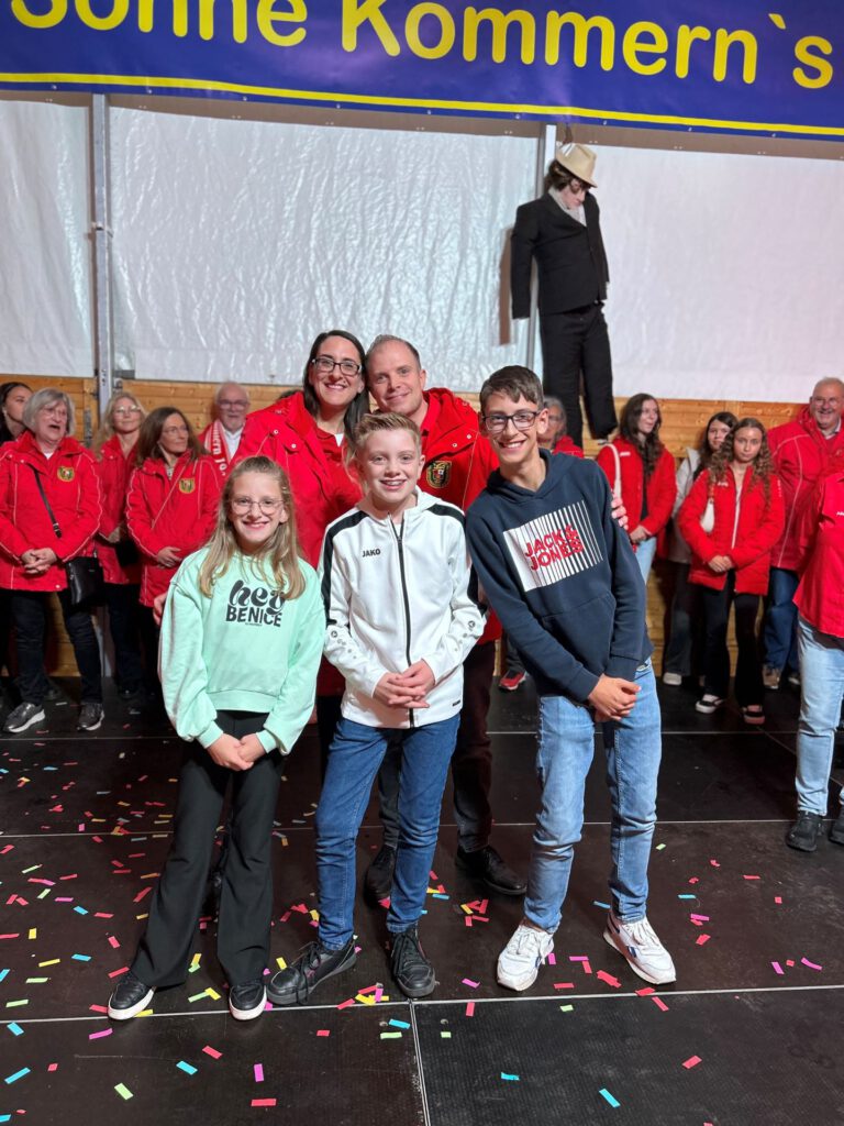 Fünffache Familien-Karnvevalspower für Kommern: Prinz Marcel I., Prinzessin Michaela I. und ihr jecker Nachwuchs: Kinderprinz Maxi, Kinderprinzessiin Louisa und Bauer Kilian. (v.l.). Foto: Privat/pp/Agentur ProfiPress
