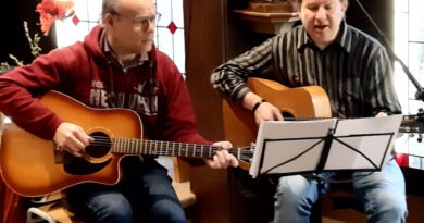 Das Gitarrenduo „With Four hands“ mit Guido Jackson-Wilms und Dr. Norbert Feinendegen wird die Erntedankmesse der Communio in Christo am Sonntag, 5. Oktober, um 10 Uhr musikalisch gestalten. Foto: Sr. Lidwina/pp/Agentur ProfiPress