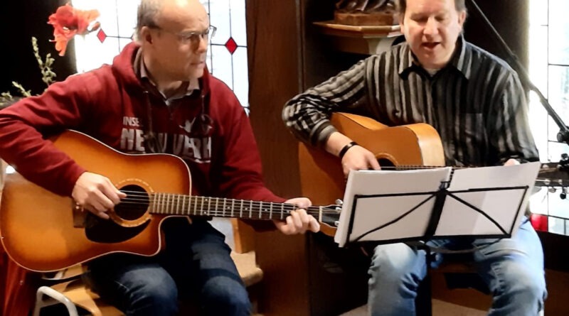 Das Gitarrenduo „With Four hands“ mit Guido Jackson-Wilms und Dr. Norbert Feinendegen wird die Erntedankmesse der Communio in Christo am Sonntag, 5. Oktober, um 10 Uhr musikalisch gestalten. Foto: Sr. Lidwina/pp/Agentur ProfiPress