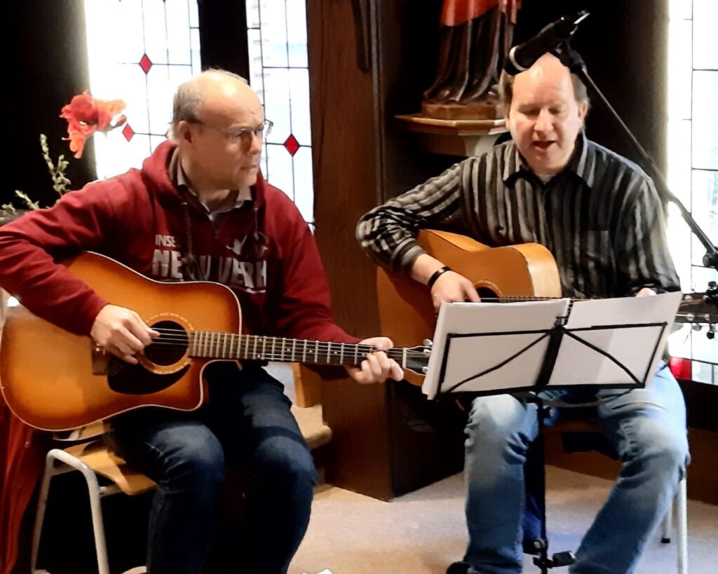 Das Gitarrenduo „With Four hands“ mit Guido Jackson-Wilms und Dr. Norbert Feinendegen wird die Erntedankmesse der Communio in Christo am Sonntag, 5. Oktober, um 10 Uhr musikalisch gestalten. Foto: Sr. Lidwina/pp/Agentur ProfiPress
