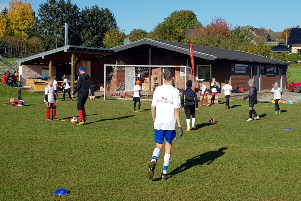 Das Traum eines jeden fußballbegeisterten Kindes: Unter der Leitung professioneller Jugendtrainer der FC-Fußballschule können Kinder „wie die Profis“ trainieren. Foto: SG Rotbachtal/Strempt/pp/Agentur ProfiPress