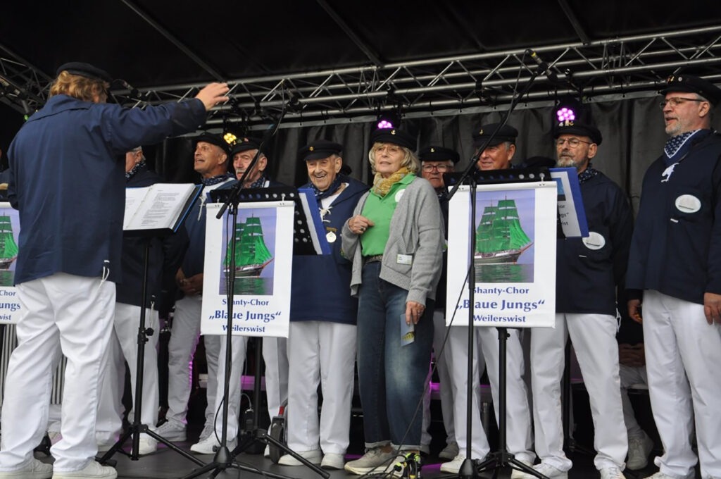 Willi Greuels Ehefrau Kathi hatte am Tag des Familienfestes Geburtstag. Der Chanty-Chor lud sie zum Mitsingen auf die Bühne ein. Foto: Reiner Züll/pp/Agentur ProfiPress