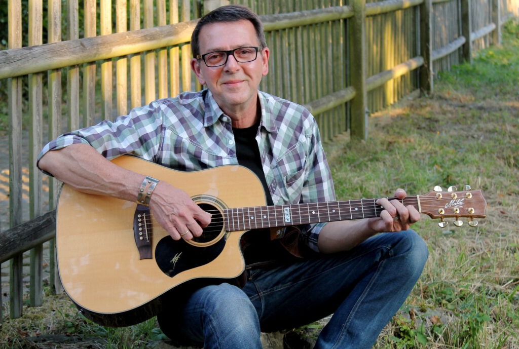 Singer-Songwriter Georg Kaiser gastiert am 25. Oktober im Mechernicher „Gardestüffje“ – mit handgemachter Musik zwischen Irish Folk, Country und Rock’n’Roll. Foto: Veranstalter/pp/Agentur ProfiPress