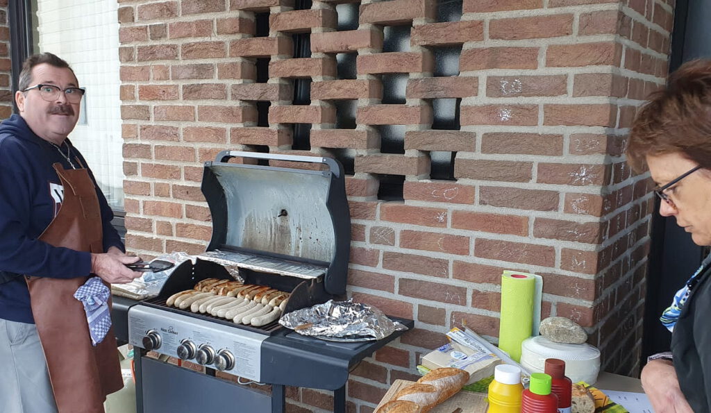 Nach dem Gottesdienst zog es die Gäste ins Johanneshaus, wo die Barbarabruderschaft für das leibliche Wohl sorgte: Gegrillte Würstchen und erfrischende Getränke standen bereit – der Erlös kommt dem Erhalt der Barbarakapelle und der umliegenden Grünflächen zugute. Am Grill stand Walter Janster. Foto: Claudia Simon/pp/Agentur ProfiPress