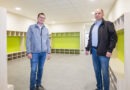 Der Garderobenraum, ausgestattet von der Firmenicher Tischlerei n.d.r, sieht doch schon gut aus: Die Projektverantwortlichen Christoph Breuer (l.) und Andreas Kurth sind zuversichtlich, dass die Grundschule nach den Herbstferien im neuen Gebäude starten kann. Foto: Ronald Larmann/pp/Agentur ProfiPress
