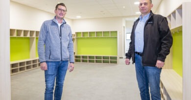 Der Garderobenraum, ausgestattet von der Firmenicher Tischlerei n.d.r, sieht doch schon gut aus: Die Projektverantwortlichen Christoph Breuer (l.) und Andreas Kurth sind zuversichtlich, dass die Grundschule nach den Herbstferien im neuen Gebäude starten kann. Foto: Ronald Larmann/pp/Agentur ProfiPress
