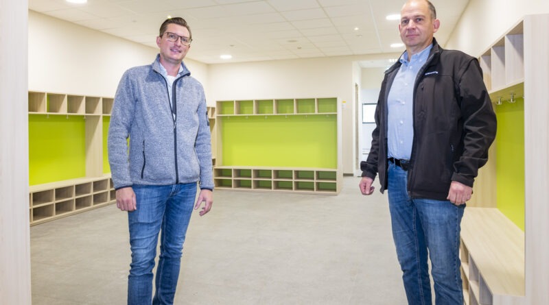 Der Garderobenraum, ausgestattet von der Firmenicher Tischlerei n.d.r, sieht doch schon gut aus: Die Projektverantwortlichen Christoph Breuer (l.) und Andreas Kurth sind zuversichtlich, dass die Grundschule nach den Herbstferien im neuen Gebäude starten kann. Foto: Ronald Larmann/pp/Agentur ProfiPress