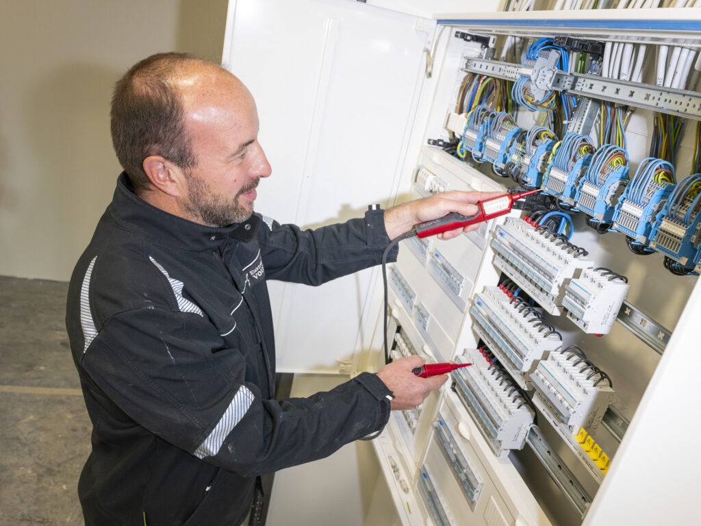 Elektriker Stefan Rick und die Bad Münstereifeler Firma „Elektrotechnik Voussem“ sorgen dafür, dass die Elektrik im Gebäude funktioniert. Foto: Ronald Larmann/pp/Agentur ProfiPress