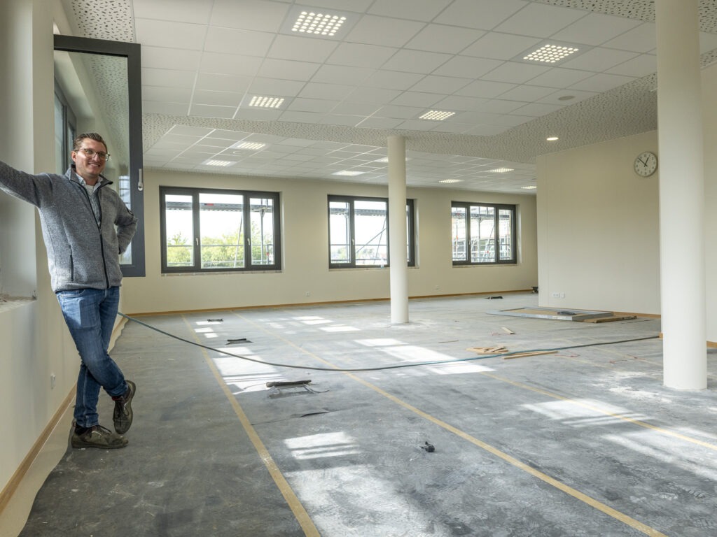 Im Lehrerzimmer werden auch die OGS-Mitarbeiter beheimatet sein. Die Decke konnte hier auch dank der unorthodoxen Mithilfe des Bauhofs rechtzeitig montiert werden. Foto: Ronald Larmann/pp/Agentur ProfiPress