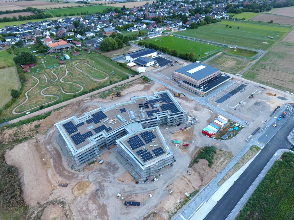 Die Schmetterlingsform des Gebäudes ist aus der Luft gut zu erkennen. Hier können künftig auch die Kinder von Raupen zu Schmetterlingen werden. Foto: Mario Goehrke/pp/Agentur ProfiPress