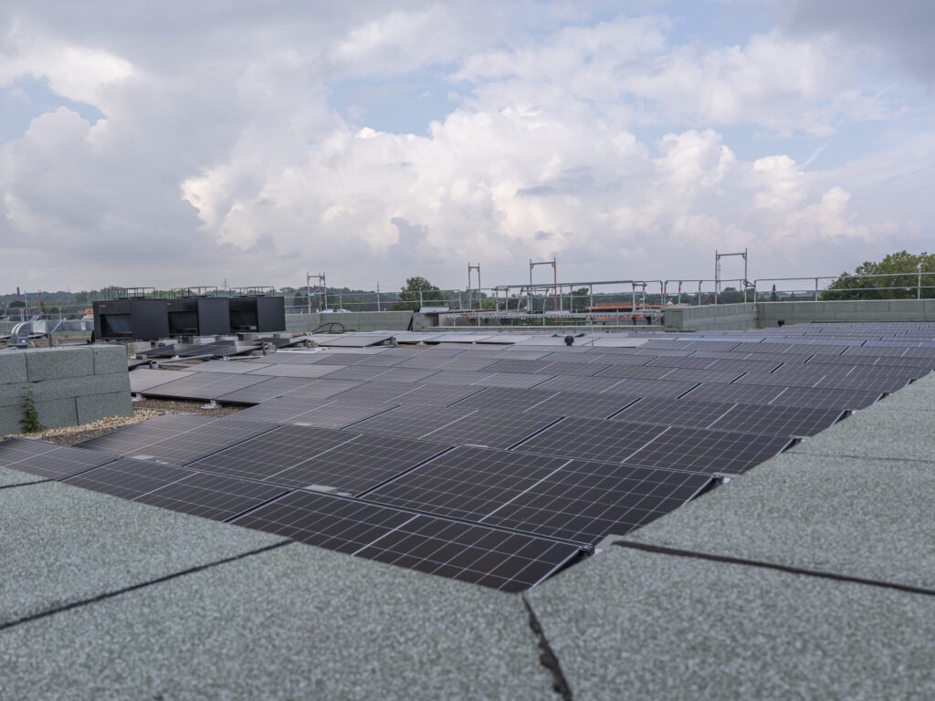 Das Dach des Schmetterlings ist voller Solarpanele, um Gebäude und Wärmepumpen mit Sonnenstrom zu versorgen. Foto: Ronald Larmann/pp/Agentur ProfiPress