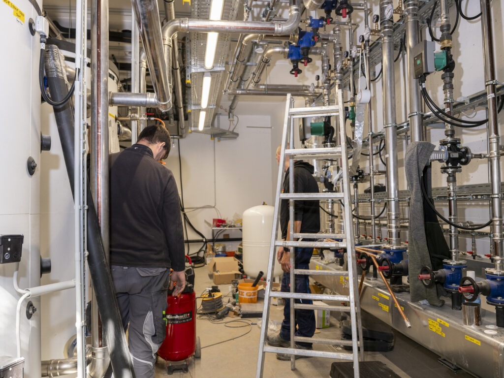 Auch im Technikraum wird noch fleißig gearbeitet. Die Heizungsanlage sollte wenige Tage nach dem Rundgang in Betrieb genommen werden. Foto: Ronald Larmann/pp/Agentur ProfiPress
