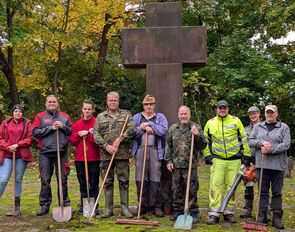 Mitglieder des Rotkreuz-Ortsvereins und der Reservistenkameradschaft Mechernich/Bad Münstereifel arbeiteten jetzt Kriegsgräberstätten auf dem Friedhof an der Alten Kirche auf (v.l.): Alileen Jungmann, Rainer Hück, Dominik Muhr, Holger Witzsche, Karl Lang, Manfred Bresgen, Timo Klotzbücher, Andre Klar und Sascha Suijkerland. Foto: Privat/pp/Agentur ProfiPress