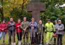Mitglieder des Rotkreuz-Ortsvereins und der Reservistenkameradschaft Mechernich/Bad Münstereifel arbeiteten jetzt Kriegsgräberstätten auf dem Friedhof an der Alten Kirche auf (v.l.): Alileen Jungmann, Rainer Hück, Dominik Muhr, Holger Witzsche, Karl Lang, Manfred Bresgen, Timo Klotzbücher, Andre Klar und Sascha Suijkerland. Foto: Privat/pp/Agentur ProfiPress