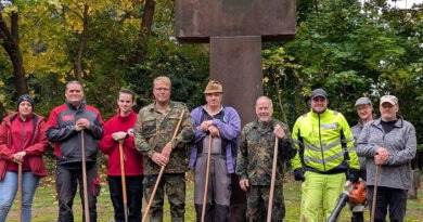 Mitglieder des Rotkreuz-Ortsvereins und der Reservistenkameradschaft Mechernich/Bad Münstereifel arbeiteten jetzt Kriegsgräberstätten auf dem Friedhof an der Alten Kirche auf (v.l.): Alileen Jungmann, Rainer Hück, Dominik Muhr, Holger Witzsche, Karl Lang, Manfred Bresgen, Timo Klotzbücher, Andre Klar und Sascha Suijkerland. Foto: Privat/pp/Agentur ProfiPress