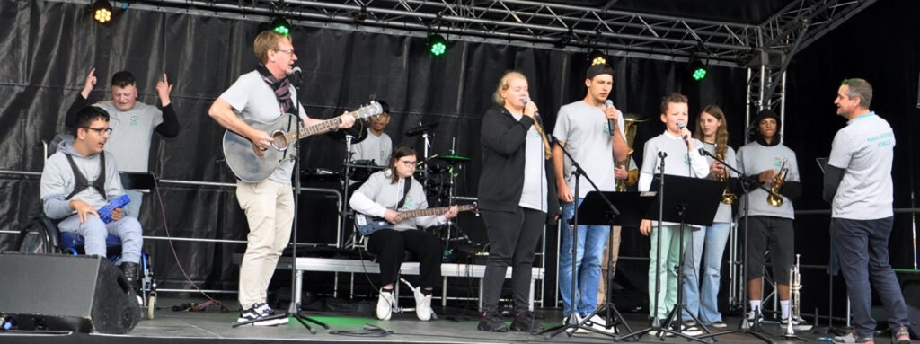 Schüler der Euskirchener Hans-Verbeek-Förderschule musizierten vor großem Publikum. Die Hilfsgruppe unterstützt die Schule jedes Jahr mit 6.000 Euro. Foto: Reiner Züll/pp/Agentur ProfiPress