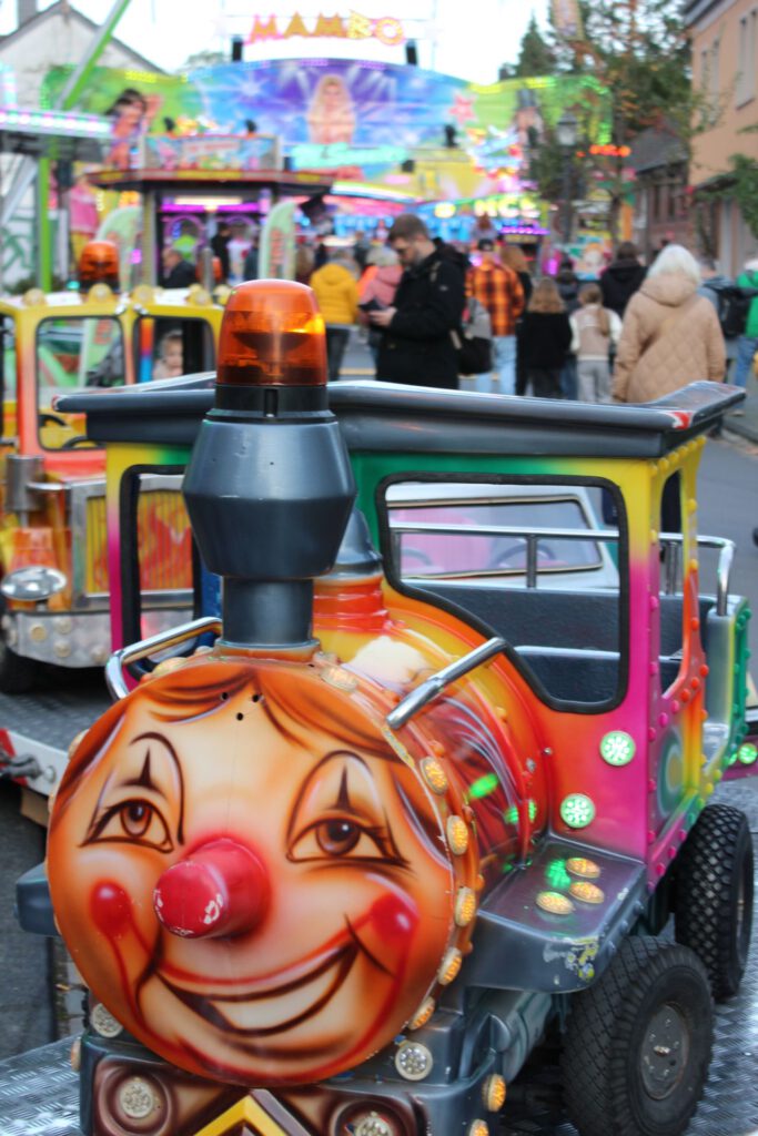 „Tut-Tuuut!“ Die Fahrt mit der Bimmelbahn gehört für die Allerkleinsten zum Highlight eines Kirmesbesuchs. Foto: Kerstin Rottland/pp/Agentur ProfiPress
