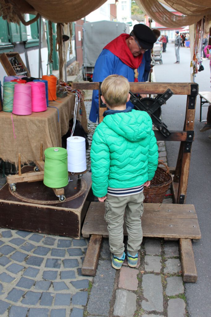 Gehören seit 20 Jahren zum Inventar des Handwerkermarkts: Die Seiler vom Heimatverein Dorsten-Wulfen. Dank ihnen weiß so ziemlich jedes Kind in Kommern, wie man früher Seile hergestellt hat. Foto: Kerstin Rottland/pp/Agentur ProfiPress