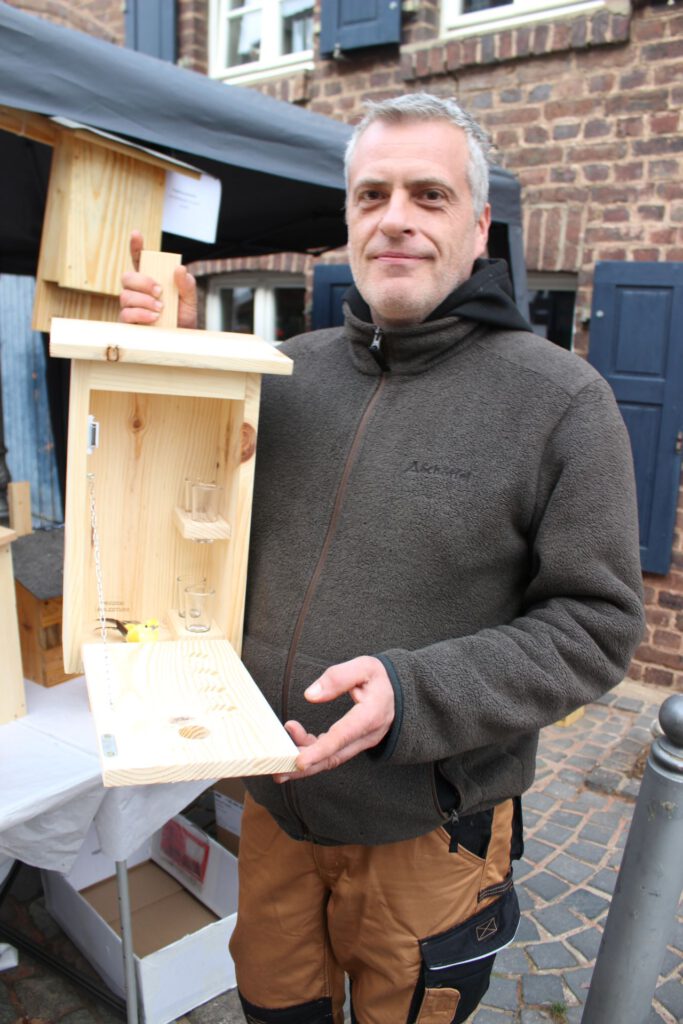 Guido Lange ist eigentlich Krankenpfleger von Beruf. Mit Nadelholz und Sägen kennt sich der Ortsbürgermeister von Schützendorf aber auch prima aus. Seine handgefertigten „Zwitscherkästen“ bot er erstmals auf dem Handwerkermarkt an. Foto: Kerstin Rottland/pp/Agentur ProfiPress